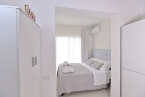 Apartament, planta baixa | 1 dormitori, habitacions insonoritzades i planxa i posts de planxar 