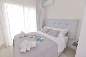 Apartament, planta baixa | 1 dormitori, habitacions insonoritzades i planxa i posts de planxar 