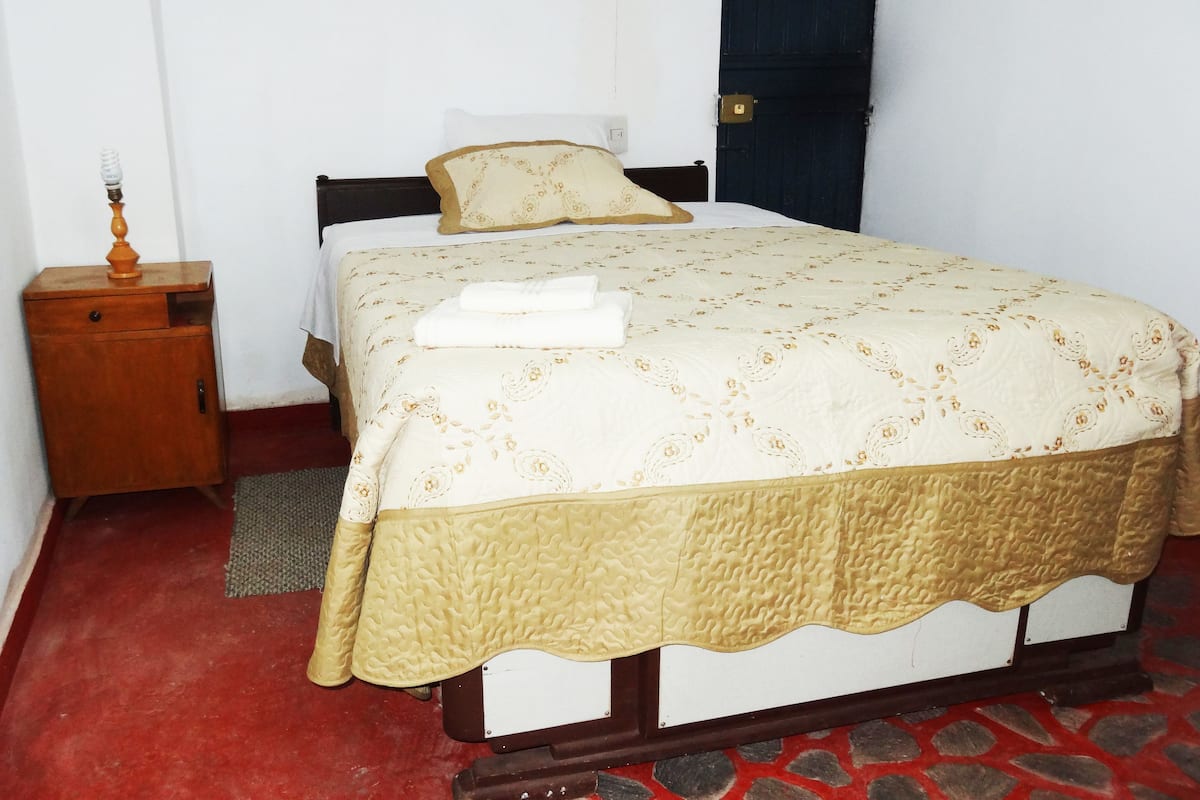 Habitación doble, 1 cama Queen size, vista a la montaña | Minibar, caja de seguridad en la habitación y insonorización