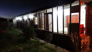 Un edificio con varias habitaciones, cada una con un amplio ventanal y una puerta.