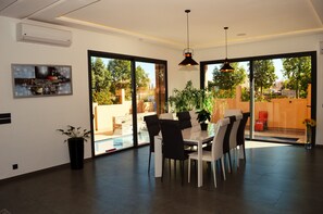 Luxury Room | Living area | 42-inch TV with satellite channels, offices