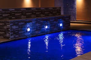 Una piscina cubierta