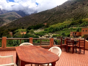 Petit déjeuner et déjeuner servis sur place, restauration en plein air