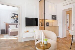 Suíte luxo, sacada, vista para o mar | Cozinha privada | Geladeira, micro-ondas, cooktop, máquina de café expresso