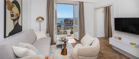 Deluxe-suite - balkon - havudsigt | Opholdsområde | Fladskærms-tv