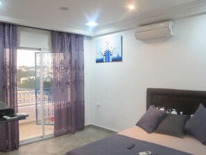 شقة - ٣ غرف نوم | 3 عدّة غرف نوم وميني بار وتجهيزات عازلة للصوت ومكواة/لوح كي