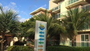 A signpost with directions to different blocks and a 'VENDO' sign on a building. - Palm Beach Aquiraz (Aquiraz)
