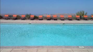 2 piscines extérieures, parasols de plage, chaises longues