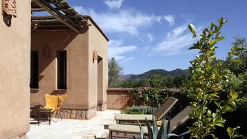 Iron/ironing board, bed sheets