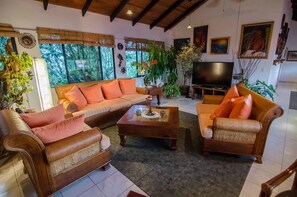 Flat-screen TV - Plaza Colonial Penthouse (Sosúa)