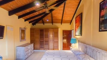 Escritorio, tabla de planchar con plancha y wifi gratis