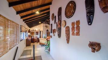 2 bedroom city penthouse, no kitchen, fridge and water gallon only | Área de sala de estar | Televisión de pantalla plana