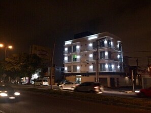 Front of property – evening/night - Hotel Sharidia (Veracruz)