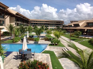 6 piscinas al aire libre, camas de piscina gratis, sombrillas