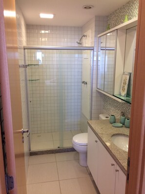 Shower, free toiletries, towels - Flat Nui Supreme Beach Living (Ipojuca)