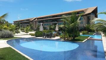 6 outdoor pools, free cabanas, pool umbrellas
