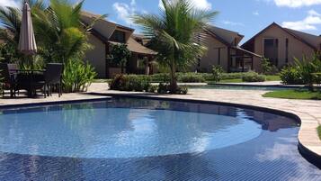 6 outdoor pools, free cabanas, pool umbrellas