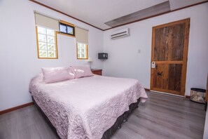 Chambre Double Supérieure, 1 grand lit, salle de bains attenante