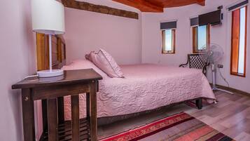 Quarto standard, 1 cama Queen, suíte | Cofres nos quartos, Wi-Fi de cortesia, roupa de cama