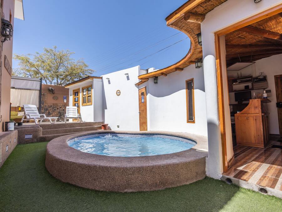 Utendørsbasseng og solsenger