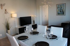 Apartment, 1 Schlafzimmer, Sauna | Essbereich im Zimmer