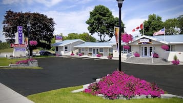 Vista frontal de la propiedad