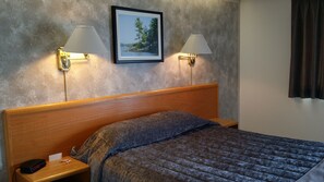 مكتب وستائر تعتيم وتجهيزات عازلة للصوت ومكواة/لوح كي