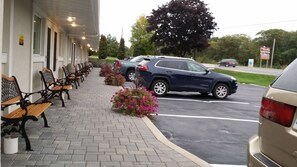 Free self parking - Lakeview Inn (Blind River)