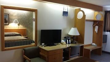 Meja kerja, tirai kedap cahaya, kedap suara, dan setrika/meja setrika