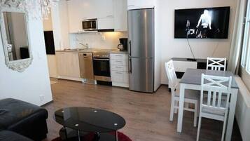 Deluxe Apartment, 1 Bedroom, Kitchen, City View | Ruang tamu | 50 inci televisyen skrin rata dengan kabel, TV