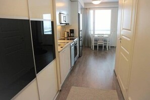 Appartement Deluxe, 1 chambre, cuisine, vue ville | Coin séjour | Télévision à écran plat de 50 pouces avec chaînes par câble, télévision
