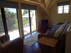 Casa Confort, varias camas, vista a la alberca | Área de sala de estar | Televisión de pantalla plana y reproductor de DVD