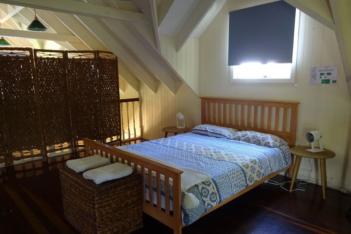 Nhà tiện nghi đơn giản, nhiều giường, quang cảnh hồ bơi | Bộ đồ giường cao cấp, bàn, bàn ủi/dụng cụ ủi quần áo 