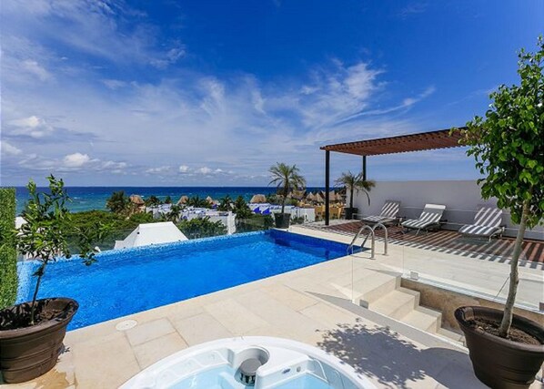 Piscine extérieure, chaises longues