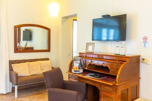 40-inch LED TV with digital channels, TV - Grand Las Nubes by Inmense (San Miguel de Allende)