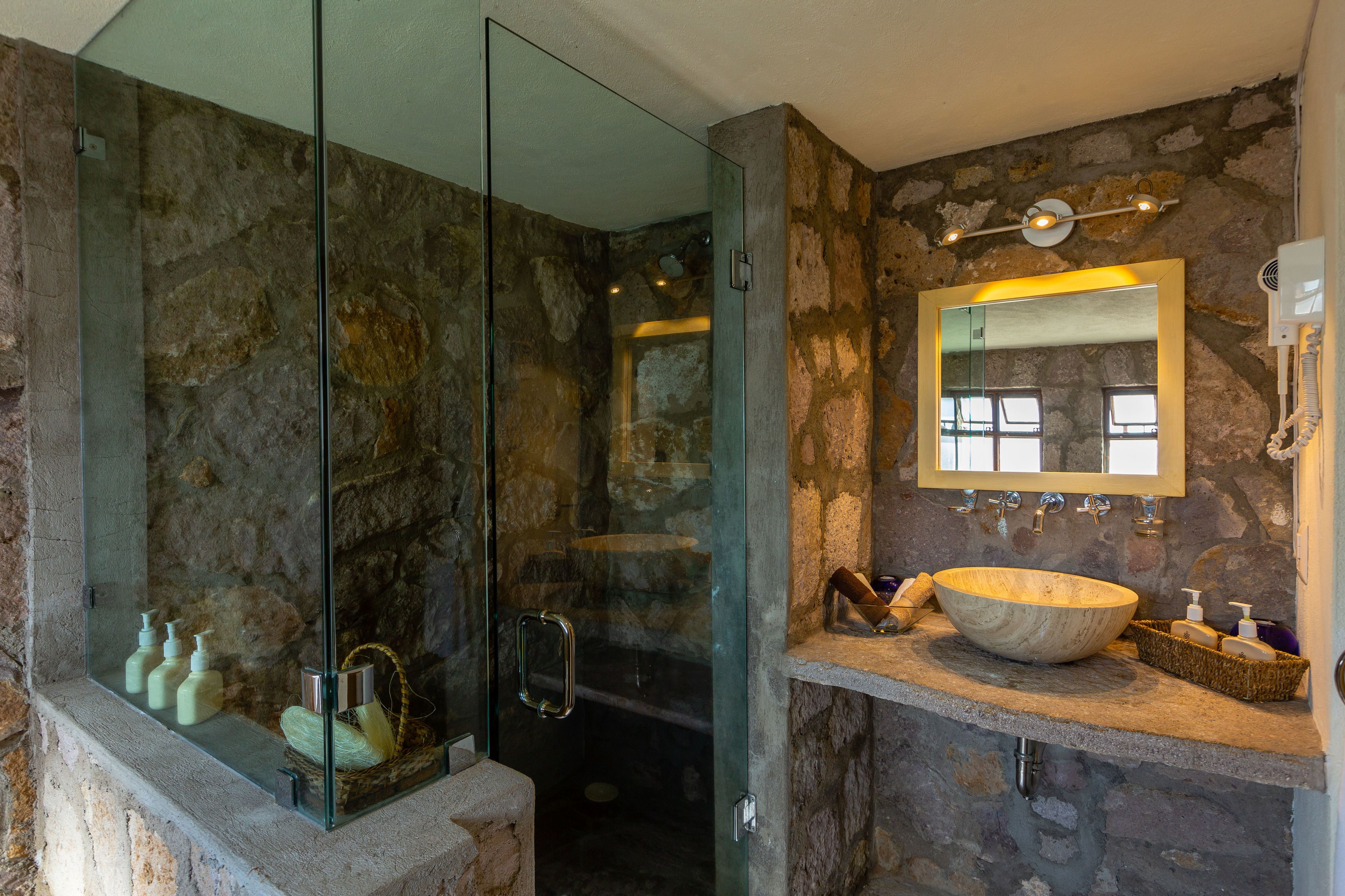 Regadera, amenidades de baño gratuitas, secadora de cabello, toallas 