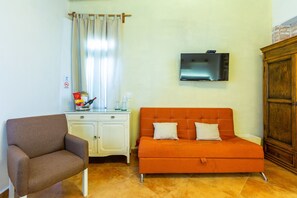 40-inch LED TV with digital channels, TV - Grand Las Nubes by Inmense (San Miguel de Allende)