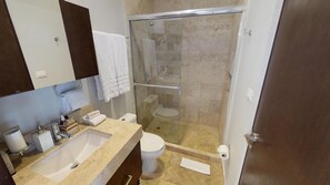 Apartemen, 1 Tempat Tidur King, pemandangan kebun (Palmares A04- 1Bedroom exquisite) | Kamar mandi | Shower, perlengkapan mandi gratis, pengering rambut, dan handuk