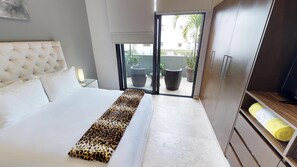 Lägenhet - 1 kingsize-säng - utsikt mot trädgården (Palmares A04- 1Bedroom exquisite) | 1 sovrum, värdeförvaringsskåp på rummet och arbetsyta för laptop