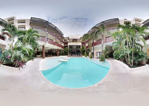 Utomhuspool med öppettider 09.00 till 21.00, och solstolar