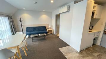 Superior appartement, 2 slaapkamers | Woonruimte | Een 43-inch smart-tv met satellietzenders, televisie en Netflix