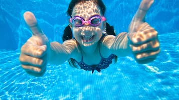 Kolam renang indoor, dengan kursi berjemur