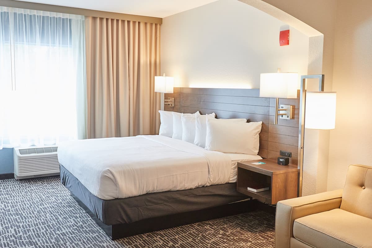 business studio, 1 king bed | 1 bedroom, premium bedding, desk, iron/ironing board