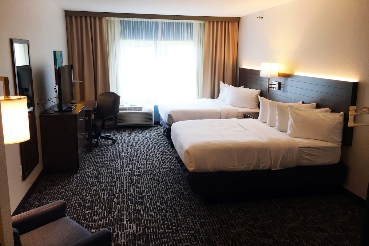 1 Schlafzimmer, hochwertige Bettwaren, Schreibtisch