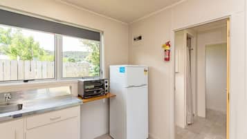 Departamento básico, 2 habitaciones | Regadera en el baño