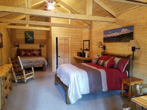 Cabane Deluxe, 2 grands lits, réfrigérateur et four à micro-ondes | Literie de qualité supérieure, rideaux occultants, lits bébé (gratuits)