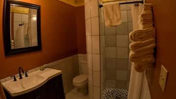 Dusche, kostenlose Toilettenartikel, Haartrockner, HandtĂŒcher