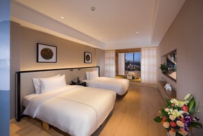 Minibar, desk, blackout curtains, iron/ironing board - The Hotel V Confucius Temple (Nanjing)