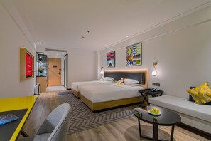 Habitación Deluxe con 2 camas individuales | Minibar, caja de seguridad en la habitación y escritorio 