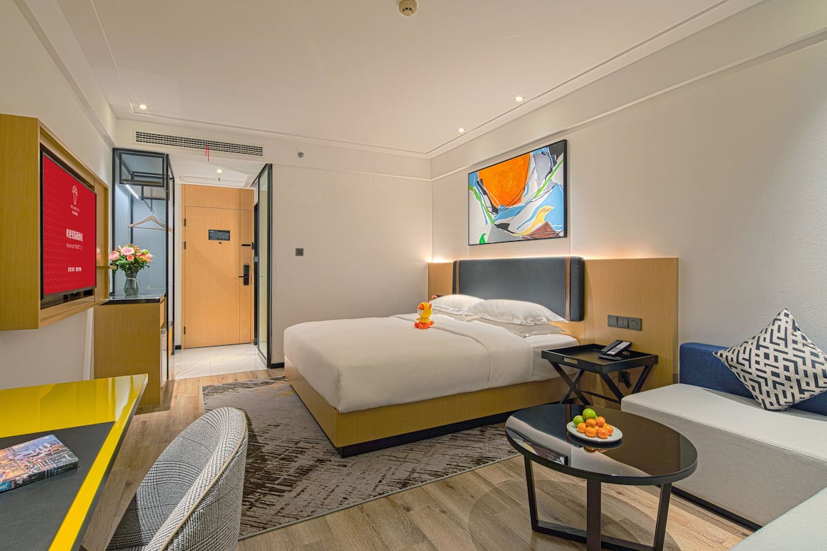 Deluxe-huone, 1 keskisuuri parisänky | 1 makuuhuone, minibaari, tallelokero huoneessa, työpöytä